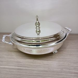 Plat de service moderne en acier inoxydable avec surface polie pour un service élégant des aliments lors de fêtes et d'occasions spéciales - Product Image 5