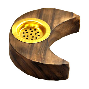 Brûleur d'encens en bois en forme de croissant, avec une veine de bois foncé riche et une coupelle en métal doré perforé intégrée pour la diffusion de parfum - Product Image 2