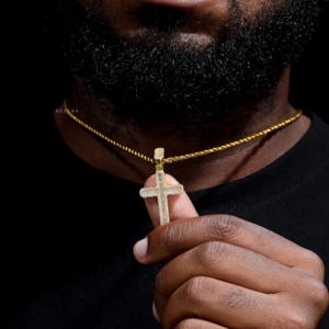 Pendentif croix en moissanite taille baguette, petit modèle, en argent sterling 925, fabriqué à la main par des artisans très qualifiés - Product Image 3