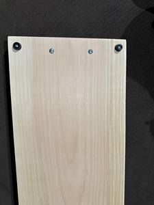 Un plateau de service en bois uni, planche à charcuterie avec poignées en acier inoxydable - Product Image 3