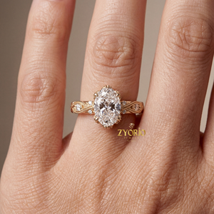 Bague contemporaine ovale en diamant de laboratoire, sertie griffes, en argent 925, design décoratif de galerie, pour fiançailles, mariage, fête - Product Image 2