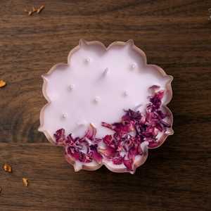 Bougie artisanale en laiton en forme de fleur avec pétales de rose séchés et perles, 2 mèches, cire de soja - Product Image 3