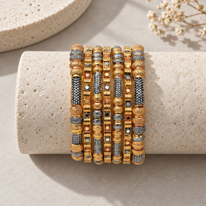 Conjunto de Brazaletes Multitono Chapados en Oro para Mujer, Diseño Geométrico Texturizado, Joyería Artificial, Suministro al por Mayor del Fabricante - Product Image 5