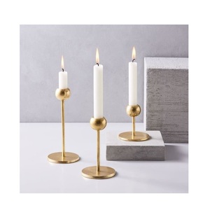 Ensemble de supports à bougies coniques dorés, porte-bougie pilier moderne en métal mat pour centre de table - Product Image 1
