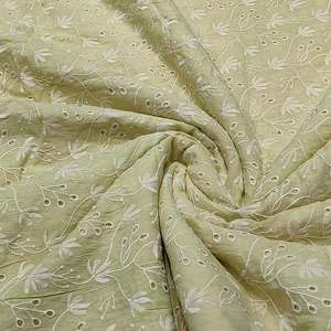 Tissu brodé de qualité supérieure conçu pour la mode moderne et les collections de vêtements élégants. Ce tissu présente de belles qualités. - Product Image 2
