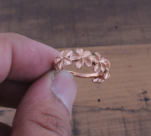 แหวนดอกกุหลาบสีโรสโกลด์ แหวนกุหลาบเล็กๆ แหวนหมั้นลายดอกไม้ เครื่องประดับที่ได้แรงบันดาลใจจากธรรมชาติ ของขวัญวันครบรอบสำหรับเขา - Product Image 2