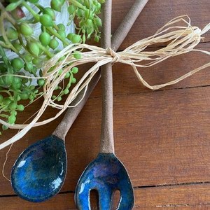 Ensemble cuillère et fourchette à salade en bois, ustensiles de cuisine faits à la main pour servir la salade - Product Image 1