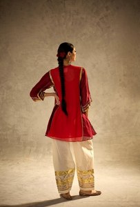 Conjunto de Kurta Pajama Rojo Bordado Estilo Indio-Pakistaní, Traje Tradicional Elegante para Bodas y Fiestas para Mujer - Product Image 2