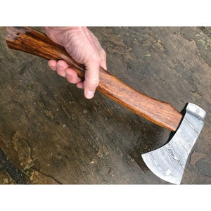 Hache en acier de Damas avec manche en bois et lame décorative - Product Image 2
