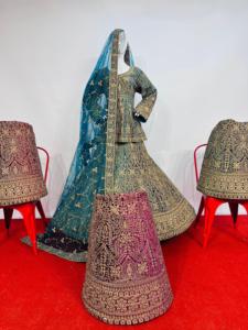 Lujoso conjunto de Lehenga nupcial Peplum de terciopelo con piedras Zarkan pesadas Dupatta nupcial completa y Lehenga acampanado para boda y fiesta - Product Image 5