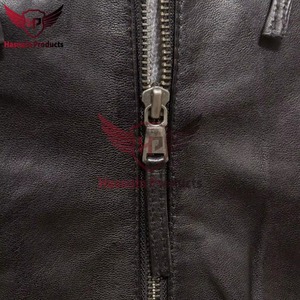 Chaqueta de Cuero Genuino Negra para Hombre, Corte Ajustado, Estilo Motero, Cafe Racer, de Piel Vacuna, con Hombreras Acolchadas, Diseño Clásico y Personalizado - Product Image 4