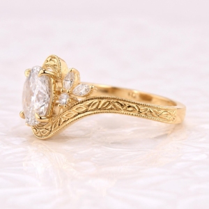 Anillo Art Deco Vintage Hecho a Mano, Anillo de Compromiso con Diamante CVD de Corte Ovalado, Anillo con Grabado a Mano de Hojas, Anillo Bypass de Oro Amarillo de 18K - Product Image 4