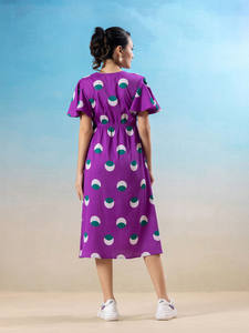 เดรสผู้หญิงแขนระบายทรงเอวธรรมชาติ ลายดอกไม้ คอวี ความยาวปานกลาง เหมาะสำหรับฤดูร้อน เป็นมิตรต่อสิ่งแวดล้อม - Product Image 4