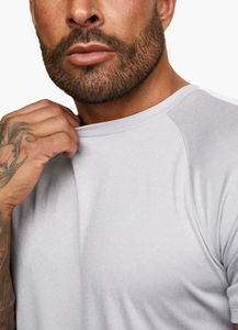 Conjunto de camiseta y pantalones cortos para hombre, color gris claro, corte ajustado, informal, para verano, conjunto a juego, transpirable, de algodón, poliéster y elástico. - Product Image 4