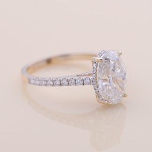 Bague de fiançailles/mariage solitaire en diamant de laboratoire taille ovale certifié IGI, en argent sterling 925 massif rhodié avec bande pavée - Product Image 6