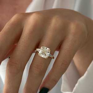 Bague à trois pierres en diamant de laboratoire taille coussin carré de 5 carats, en or jaune 14 carats, avec pierres taille coussin et baguette, certifiée IGI - Product Image 5