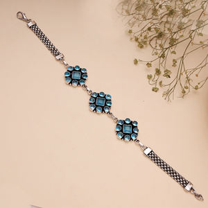 Pulsera de Latón con Cuentas y Piedra Sintética Azul, Diseño Floral Étnico con Engaste de Bisel - Regalo para Mujer - Product Image 3