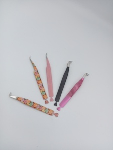 Juego de Pinzas para Extensión de Pestañas de 4 Piezas de Primera Calidad, Multicolores, con Cajas de Almacenamiento Personalizadas, Pinzas Profesionales con Punta en Forma de Corazón - Product Image 1