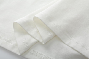 Camiseta blanca básica para hombre, cuello redondo, manga corta, corte regular, color sólido, 100% algodón popelín, diseño liso. - Product Image 6