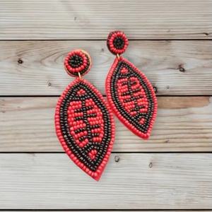 Pendientes artesanales con cuentas de mapa de Haryana, joyería llamativa estilo bohemio deportivo, colgantes de cuentas negras y rojas, accesorios personalizados con huella de pata de equipo - Product Image 2