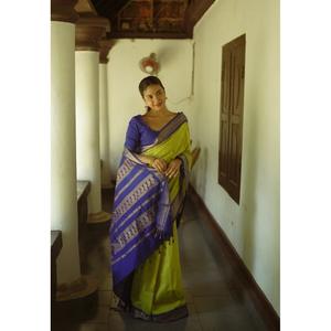 FANCY BANARASI BROCADO DE SEDA Y ORO ZARI TRABAJO SAREE CON BLUSA DESCOSADA LORO VERDE - Product Image 1