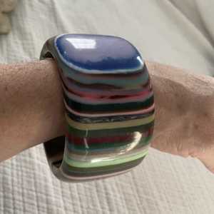 กำไลข้อต่อทำมือทำจากยางเรซินแนววินเทจสำหรับผู้หญิงจากอินเดีย - Product Image 5