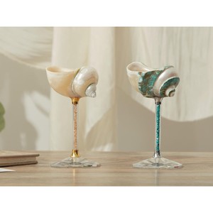 Copa de vino con diseño sofisticado de concha marina que eleva la experiencia de degustación, ideal para bodas en la playa y fiestas junto al mar. - Product Image 1