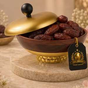 Bol en bois et laiton avec base texturée, couvercle en dôme métallique doré et bouton noir, plat de rangement pour dattes, centre de table, vente en gros - Product Image 1