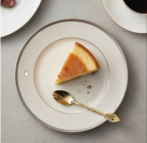 Cuillère à dessert élégante plaquée or avec manche orné pour cadeaux d'affaires et ensemble de couverts décoratifs pour la table. - Product Image 3