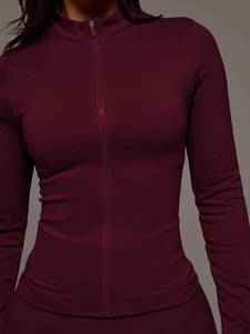 Ensemble de yoga bordeaux personnalisé pour femme : veste zippée à manches longues et col montant, leggings évasés taille haute, tenue de sport - Product Image 4