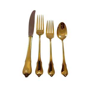 El juego de cubiertos de metal premium aporta una elegancia atemporal a su mesa de comedor, ofreciendo una durabilidad excepcional para el uso diario. - Product Image 2