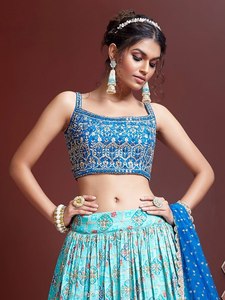 Robe de demoiselle d'honneur bleue brodée en soie à séchage rapide, style crop top et lehenga turquoise coupe trapèze, bretelles spaghetti, longueur ras du sol, naturelle - Product Image 3