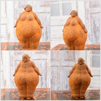 Statue de femme en fonte courbée, style vintage rustique, finition patine rouille naturelle, art abstrait industriel, esthétique corporelle positive pour la maison