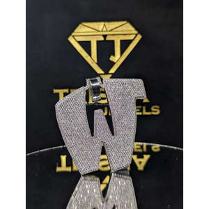 Colgante con la letra inicial "W" con diamantes cultivados en laboratorio VVS en plata de ley 925, joyería hip hop de Trisha Jewels - Product Image 1