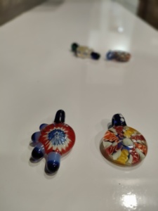 Magnifiques pendentifs ronds en forme de fleur Millefiori, ornés de strass multicolores en cristal, au design chic - Product Image 2