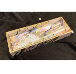 Plateau de service rectangulaire gravé et poli en MDF laqué ILAHI - à un seul niveau, style américain, biodégradable, qualité alimentaire, compatible lave-vaisselle - Product Image 1