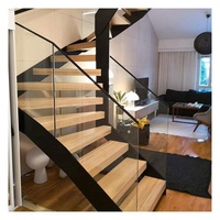 Alphalucasa — escalier droit en bois, balustrade en verre, marches avec bande en bois