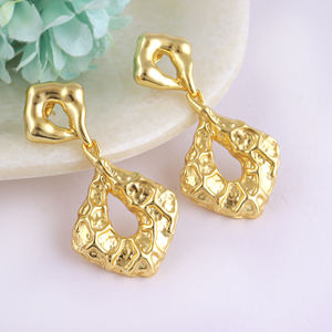 Pendientes colgantes geométricos chapados en oro de 18k con efecto martillado, en forma de caparazón de tortuga irregular, de latón macizo, joyería metálica llamativa para mujer. - Product Image 2