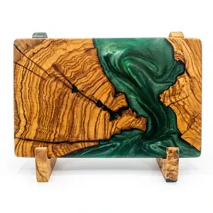 Planche à découper élégante en bois naturel et résine époxy, fabriquée à la main pour la cuisine, la salle à manger, la préparation et le service des aliments - Product Image 1