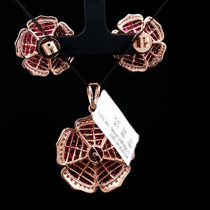 ชุดจี้เพชรและทับทิมทรงบริลเลียนต์คัท ประดับเพชรแล็บโกรว์สุดหรู ตัวเรือนทองคำโรสโกลด์ 14 กะรัต ฝังแบบซ่อน |   สตรี |   เพชรชีทัล - Product Image 3