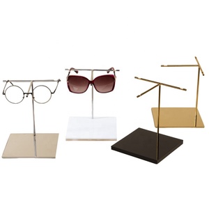Expositor de Gafas de Sol Moderno de Acero Inoxidable con Acabado Espejo Negro, Soporte Duradero de Alta Gama para Exhibición de Gafas - Product Image 1