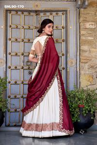 Ensemble Lehenga-Choli en toile de soie Vichitra de haute qualité avec broderie Zari, dentelle et bordure en dentelle à sequins – Vente en gros - Product Image 4