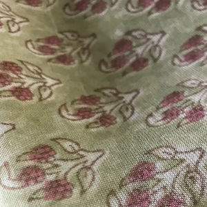 Tissu en coton imprimé à la main – Motif floral petit format |   Base vert olive avec motif rose - Product Image 2