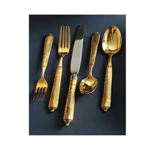 Gama de utensilios de comedor exclusivos con artesanía refinada, perfiles elegantes y acero de alta resistencia, ideales para mesas de lujo. - Product Image 1