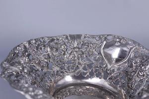 Bol décoratif moderne en argent avec motif ajouré, idéal pour la décoration du salon, la table à manger et les paniers-cadeaux, provenant d'Inde - Product Image 3