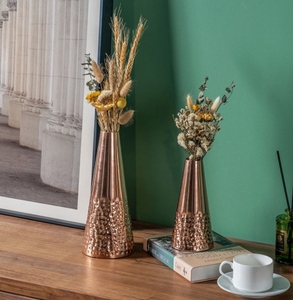 Ensemble de vases en métal martelé or rose - Contenants floraux coniques Art Déco faits à la main, écologiques, élégants pour la décoration intérieure, table et étagère - Product Image 2