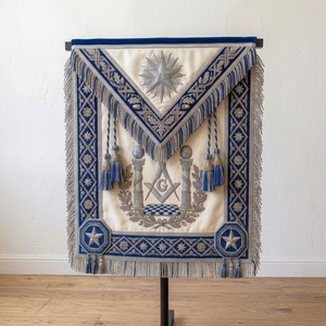 Tablier de chapitre Royal Arch en cuir bleu, insignes maçonniques avec franges et pompons dorés, résistant à l'eau, taille personnalisée, à coudre - Product Image 1