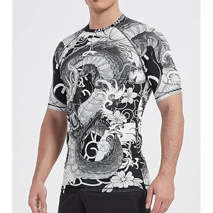 เสื้อแรชการ์ดแขนสั้นผู้ชาย พิมพ์ลายแบบซับลิเมชั่น แห้งเร็ว ผลิตจากโพลีเอสเตอร์ เสื้อว่ายน้ำสำหรับผู้ใหญ่ เสื้อกีฬา - Product Image 5