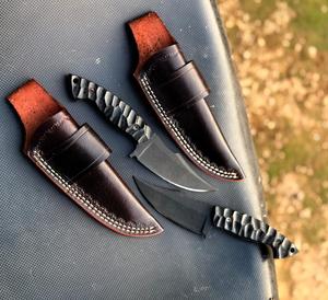 Couteau à Découper la Peau Fait Main Personnalisé, Lame en Acier D2 Revêtue de Poudre Noire, Couteau de Chasse avec Manche en Micarta et Étui en Cuir - Product Image 1