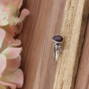 แหวนทับทิมแท้ธรรมชาติแบบคลาสสิก ขายส่ง เงินแท้ 925 ประดับเพชรแบบฝัง  หินสีแดงเลือดแท้ ได้รับการรับรองจากโมซัมบิก - Product Image 4